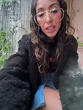 amanilouve online show from April 2026 06:10:01 PM