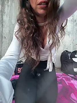 amanilouve online show from April 2026 06:12:01 PM