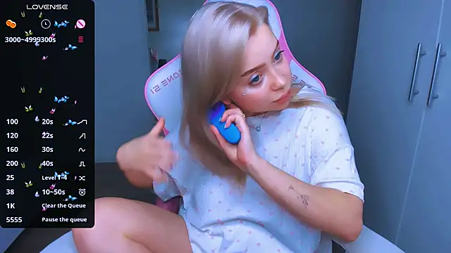 MonaLauu online show from December 2024 04:41:01 PM