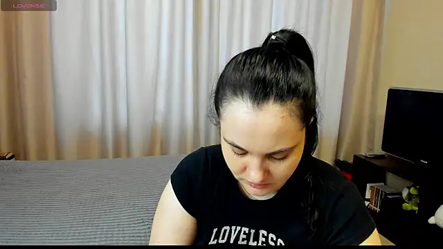 Snapshot of AlanaBrox chatting on March 2026 12:09:01 PM AlanaBrox online show from March 2026 12:09:01 PM