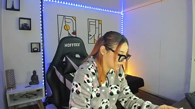 Snapshot of kay_marie chatting on December 2024 06:45:01 PM kay marie online show from December 2024 06:45:01 PM