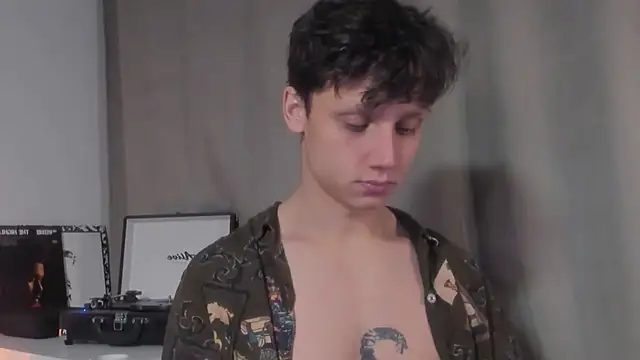 Snapshot of Nicky_neal chatting on December 2024 01:17:01 AM Nicky neal online show from December 2024 01:17:01 AM