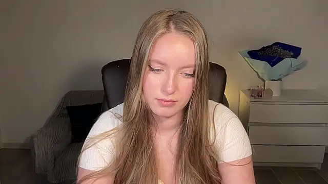 EvaMaddison online show from April 2026 08:43:01 PM