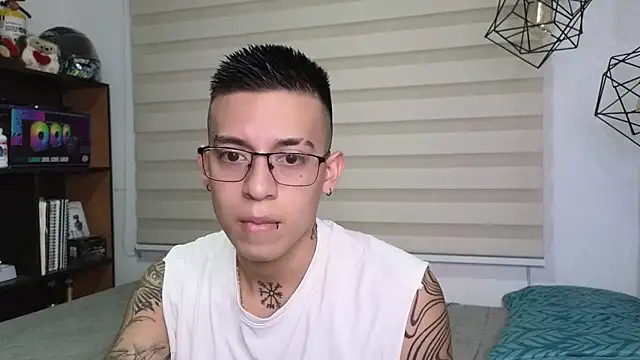 Snapshot of SIXXTOLOVE18 chatting on October 2025 10:48:02 PM SIXXTOLOVE18 online show from October 2025 10:48:02 PM