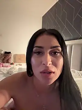 Snapshot of EmyLaveau chatting on March 2025 03:21:01 PM EmyLaveau online show from March 2025 03:21:01 PM