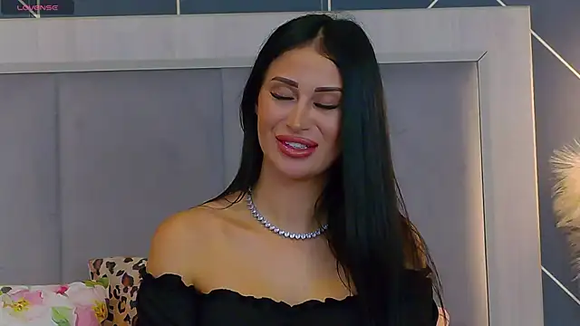 Snapshot of EmyLaveau chatting on November 2025 06:35:01 AM EmyLaveau online show from November 2025 06:35:01 AM