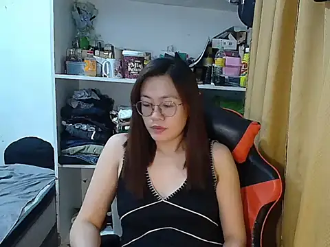 Snapshot of crizzybel chatting on April 2026 05:43:02 PM crizzybel online show from April 2026 05:43:02 PM