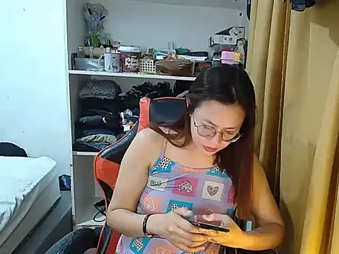 Snapshot of crizzybel chatting on May 2026 06:48:02 PM crizzybel online show from May 2026 06:48:02 PM