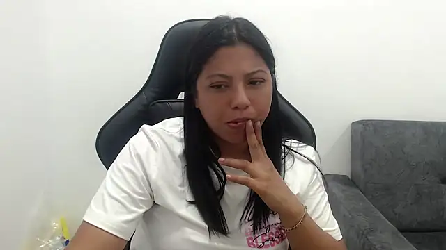 Leylafourniert online show from June 2026 05:57:02 PM