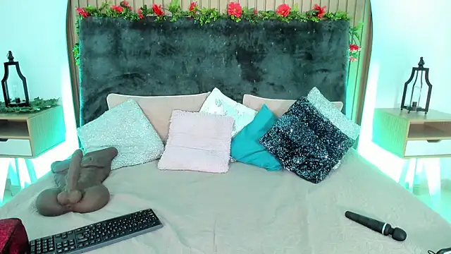 Karlagonzales  online show from November 2025 10:18:01 AM