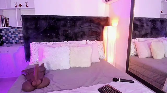 Karlagonzales  online show from June 2026 07:17:01 PM