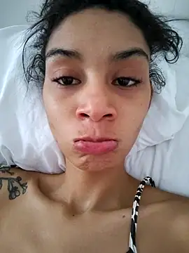 Snapshot of Leaberry chatting on November 2025 12:15:01 PM Leaberry online show from November 2025 12:15:01 PM