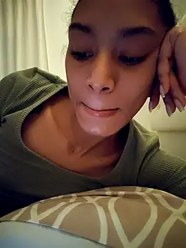 Snapshot of Leaberry chatting on December 2025 01:47:02 AM Leaberry online show from December 2025 01:47:02 AM