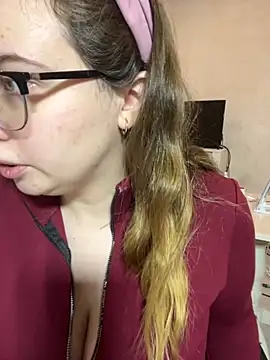 DienkaGreen online show from November 2025 04:23:02 AM