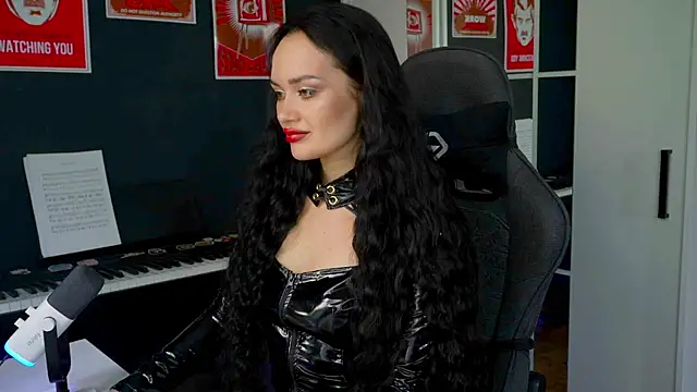 Snapshot of QueenAliss chatting on September 2025 04:01:01 AM QueenAliss online show from September 2025 04:01:01 AM