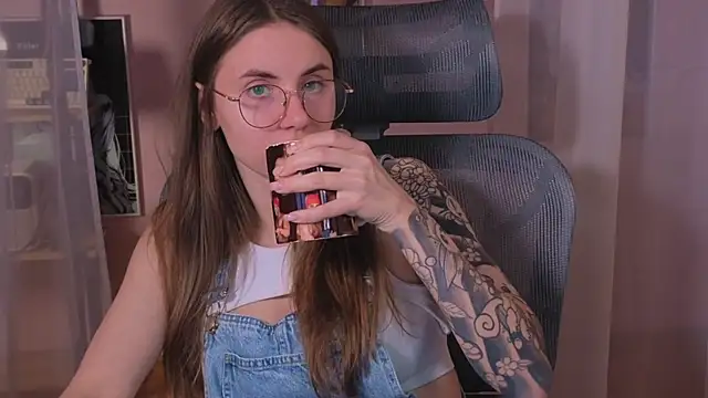  AnnaStark  online show from November 2025 06:41:04 PM