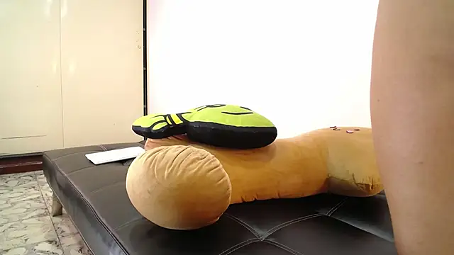 S Mia online show from October 2025 01:18:01 PM