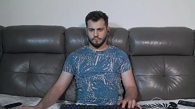 Snapshot of CrazyDom1 chatting on May 2026 08:32:01 PM CrazyDom1 online show from May 2026 08:32:01 PM