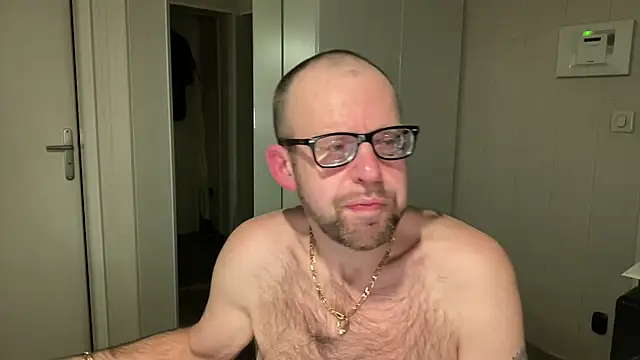 Snapshot of FABIOGLASSES chatting on November 2025 10:47:01 PM FABIOGLASSES online show from November 2025 10:47:01 PM