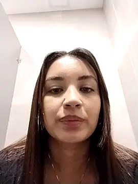 aisha es online show from October 2025 06:38:02 PM