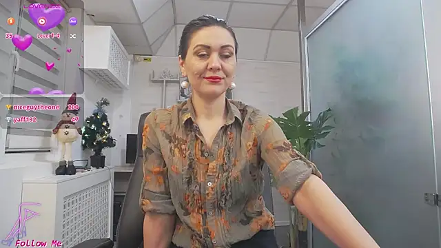 Snapshot of EllaMilf_ chatting on December 2024 09:06:02 AM EllaMilf online show from December 2024 09:06:02 AM