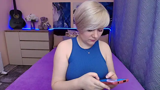 Snapshot of BlondPearl chatting on May 2026 11:28:01 AM BlondPearl online show from May 2026 11:28:01 AM