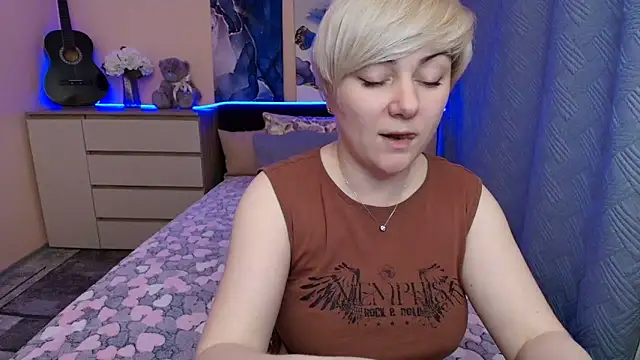 Snapshot of BlondPearl chatting on May 2026 07:53:02 PM BlondPearl online show from May 2026 07:53:02 PM