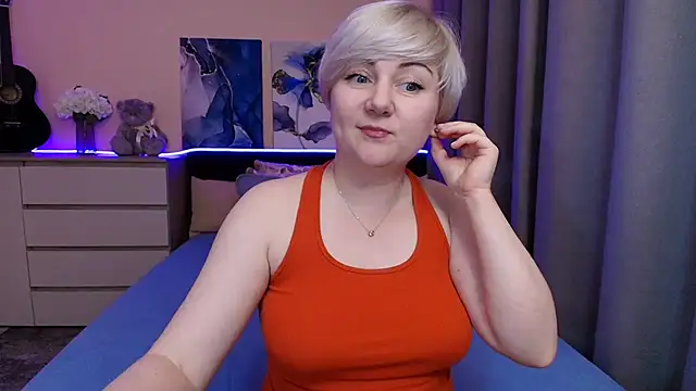 Snapshot of BlondPearl chatting on June 2026 07:45:01 PM BlondPearl online show from June 2026 07:45:01 PM