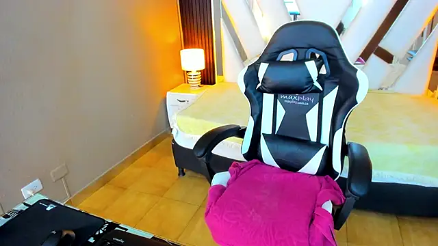 Linda4Petite online show from November 2025 05:59:01 PM