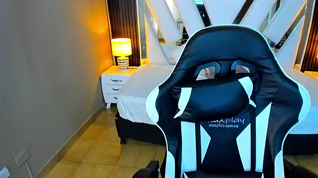 Linda4Petite online show from November 2025 06:08:02 PM