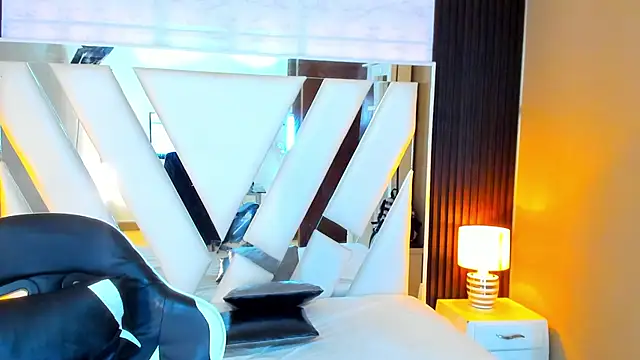 Linda4Petite online show from November 2025 06:04:02 PM