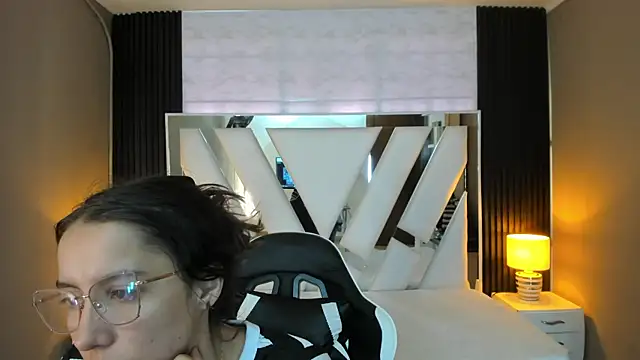 Linda4Petite online show from December 2025 01:05:02 PM