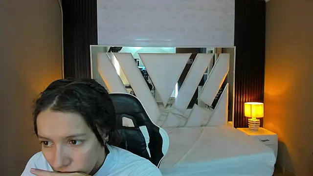 Linda4Petite online show from March 2026 01:33:01 PM