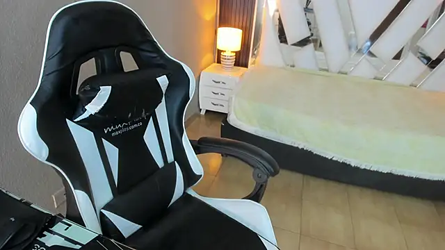 Linda4Petite online show from April 2026 06:23:02 PM