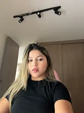 lunablossom  online show from April 2026 10:00:02 PM