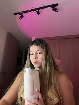 Snapshot of lunablossom_ chatting on May 2026 11:46:02 PM lunablossom online show from May 2026 11:46:02 PM