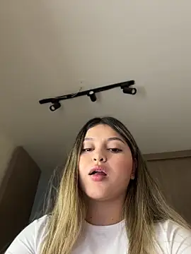 Snapshot of lunablossom_ chatting on May 2026 10:49:02 PM lunablossom online show from May 2026 10:49:02 PM