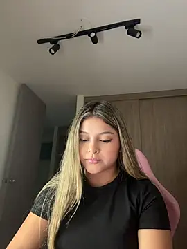 Snapshot of lunablossom_ chatting on June 2026 01:38:02 AM lunablossom online show from June 2026 01:38:02 AM