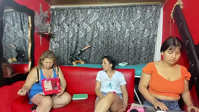 Snapshot of lesbiancuple chatting on January 2025 01:25:02 AM lesbiancuple online show from January 2025 01:25:02 AM
