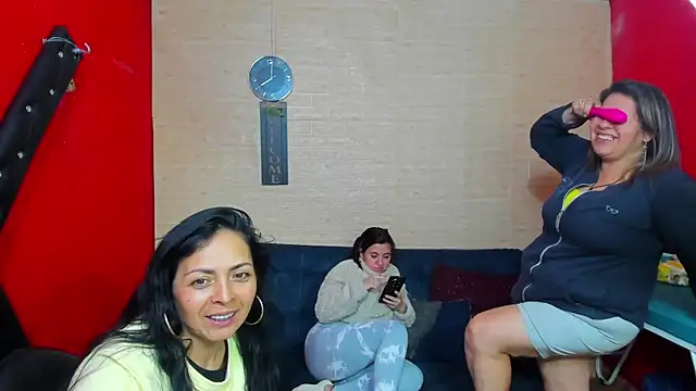 Snapshot of lesbiancuple chatting on November 2025 01:05:02 AM lesbiancuple online show from November 2025 01:05:02 AM