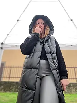 DaisyVibesss online show from February 2025 02:00:01 PM