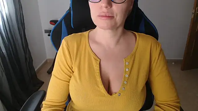 LARACRUZ30 online show from March 2026 04:46:01 PM