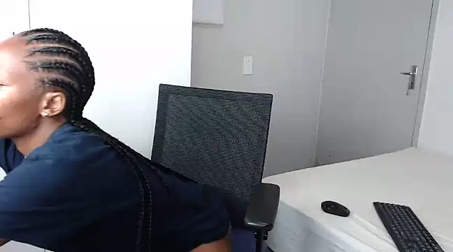 Snapshot of QUEENMANDYY chatting on January 2025 05:44:02 PM QUEENMANDYY online show from January 2025 05:44:02 PM