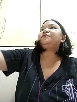 Snapshot of milkytitsmom4u chatting on October 2025 02:30:01 AM milkytitsmom4u online show from October 2025 02:30:01 AM