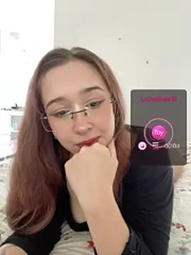 Snapshot of tsuki_chan_on chatting on June 2026 04:33:01 PM tsuki chan on online show from June 2026 04:33:01 PM