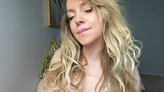 Snapshot of BelieveinEmliy chatting on December 2024 11:48:01 AM BelieveinEmliy online show from December 2024 11:48:01 AM