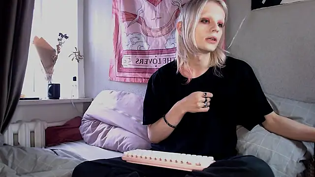 Alien Bella online show from February 2026 12:27:01 PM