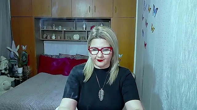 LucilleFenlys online show from April 2026 07:00:01 PM