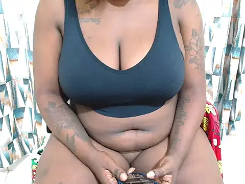 luna-thequeen online show from April 2026 01:41:02 PM