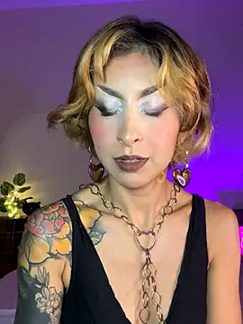 Cinamoonn online show from October 2025 06:27:02 PM